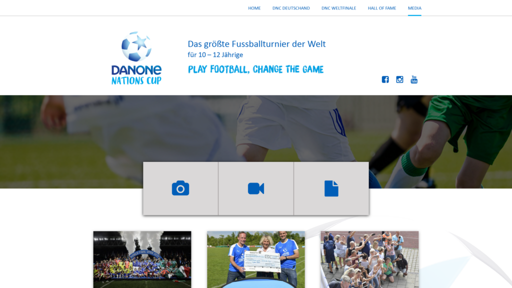 Medienbereich des Danone Nations Cup Deutschland mit Galerien verschiedener Turniere und Finalveranstaltungen